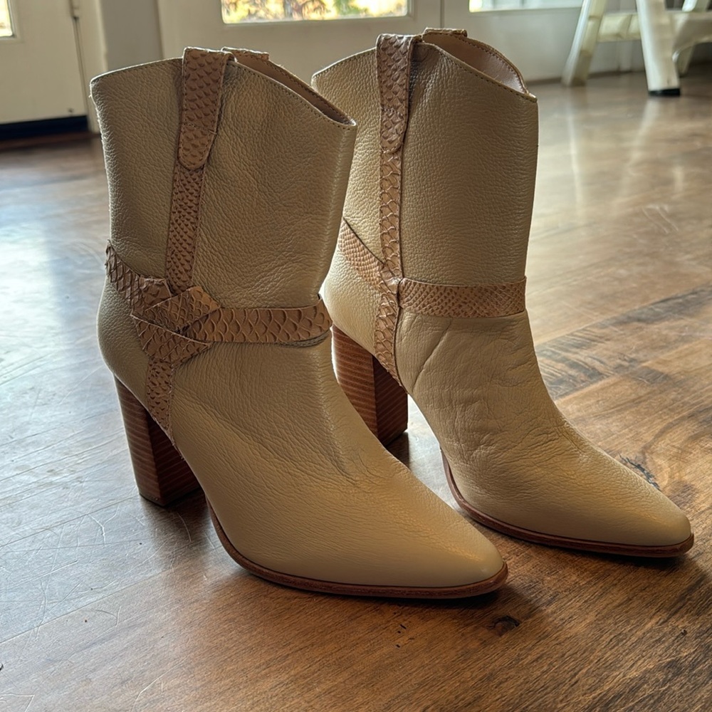 Kaanas - Beige Pebbled Leather Heeled Western Boots Sz 9